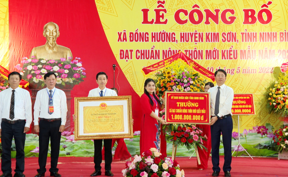 Đồng Hướng đ&oacute;n bằng c&ocirc;ng nhận x&atilde; đạt chuẩn n&ocirc;ng th&ocirc;n mới kiểu mẫu