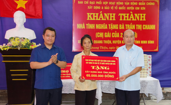 Kh&aacute;nh th&agrave;nh v&agrave; b&agrave;n giao "Nh&agrave; t&igrave;nh nghĩa" tặng gia đ&igrave;nh ch&iacute;nh s&aacute;ch