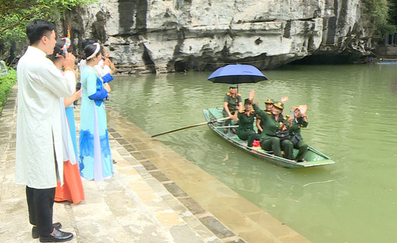 Biểu diễn nghệ thuật truyền thống tại Tuần Du lịch Ninh B&igrave;nh