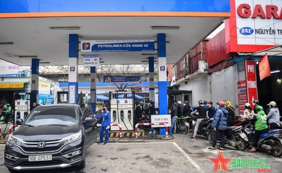 Gi&aacute; xăng tăng hơn 1.400 đồng/l&iacute;t, s&aacute;t mốc 30.000 đồng/l&iacute;t