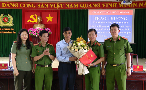 Thưởng n&oacute;ng C&ocirc;ng an th&agrave;nh phố Ninh B&igrave;nh về th&agrave;nh t&iacute;ch trong đấu tranh ph&ograve;ng chống tội phạm