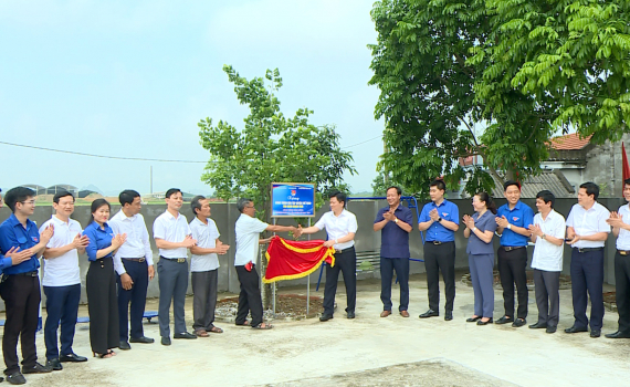 Tuổi trẻ cơ quan Tỉnh đo&agrave;n kh&aacute;nh th&agrave;nh c&ocirc;ng tr&igrave;nh thắp s&aacute;ng đường qu&ecirc; tại x&atilde; Li&ecirc;n Sơn