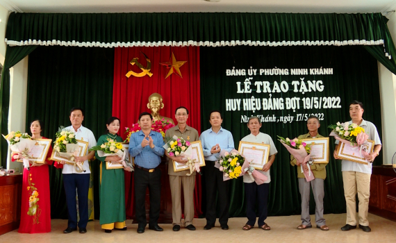 Đảng ủy phường Ninh Kh&aacute;nh, Đ&ocirc;ng Th&agrave;nh trao tặng Huy hiệu Đảng đợt 19/5