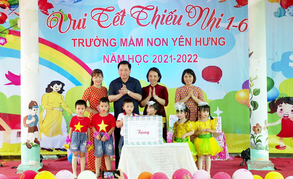  Đồng ch&iacute; Ph&oacute; Chủ tịch Thường trực UBND tỉnh thăm, tặng qu&agrave; nh&acirc;n ng&agrave;y Quốc tế thiếu nhi (1/6)