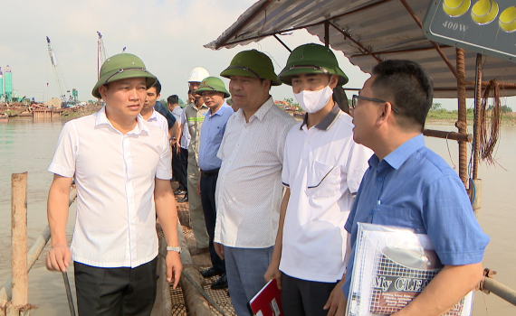 Đồng ch&iacute; Nguyễn Cao Sơn kiểm tra t&igrave;nh h&igrave;nh triển khai thi c&ocirc;ng c&aacute;c c&ocirc;ng tr&igrave;nh, dự &aacute;n