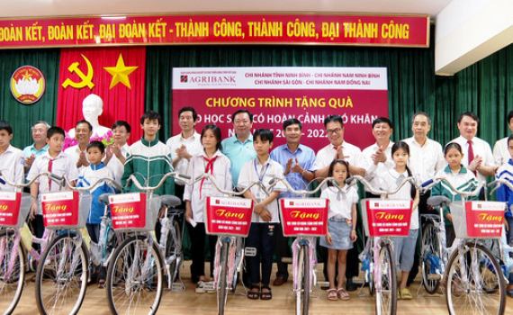  Ủy ban MTTQ Việt Nam tỉnh Ninh B&igrave;nh v&agrave; Hội khuyến học tỉnh tiếp nhận, trao tặng xe đạp cho học sinh c&oacute; ho&agrave;n cảnh kh&oacute; khăn 