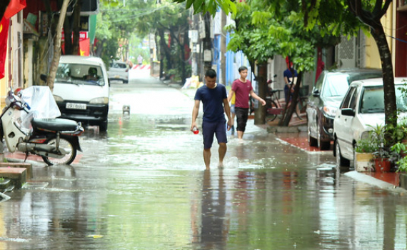 Mưa lớn g&acirc;y ngập &uacute;ng cục bộ tại th&agrave;nh phố Ninh B&igrave;nh