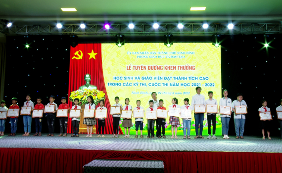 Th&agrave;nh phố Ninh B&igrave;nh tuy&ecirc;n dương gi&aacute;o vi&ecirc;n, học sinh c&oacute; th&agrave;nh t&iacute;ch xuất sắc 
