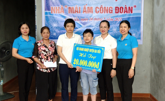 LĐLĐ huyện Gia Viễn trao tiền hỗ trợ nh&agrave; &ldquo;M&aacute;i ấm c&ocirc;ng đo&agrave;n&rdquo; cho đo&agrave;n vi&ecirc;n kh&oacute; khăn