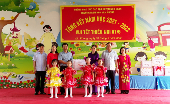 Đồng ch&iacute; Nguyễn Ho&agrave;ng H&agrave; thăm tặng qu&agrave; nh&acirc;n dịp ng&agrave;y Quốc tế Thiếu nhi