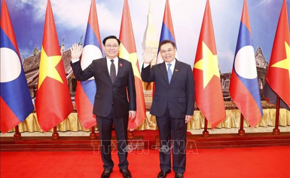 Chủ tịch Quốc hội Vương Đ&igrave;nh Huệ hội đ&agrave;m với Chủ tịch Quốc hội L&agrave;o Saysomphone Phomvihan