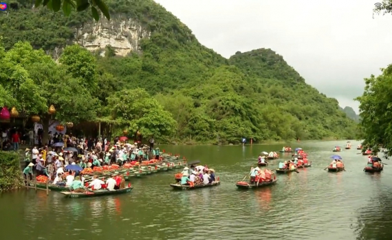 Ninh B&igrave;nh s&ocirc;i động du lịch nghỉ lễ, đ&oacute;n h&egrave; 2022