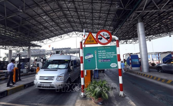Từ 1-6, xử phạt v&agrave; tước bằng l&aacute;i xe chưa d&aacute;n thẻ thu ph&iacute; kh&ocirc;ng dừng v&agrave;o cao tốc H&agrave; Nội - Hải Ph&ograve;ng