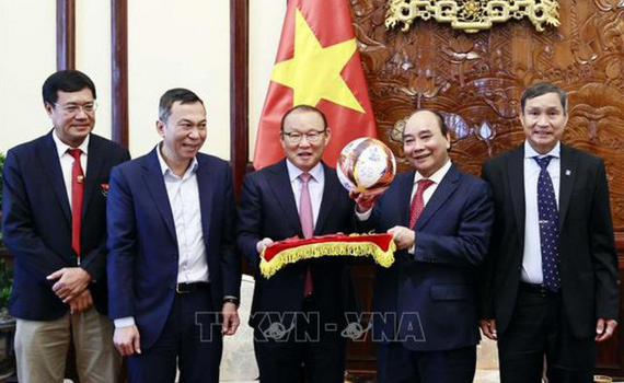 Chủ tịch nước Nguyễn Xu&acirc;n Ph&uacute;c tiếp HLV của hai Đội tuyển B&oacute;ng đ&aacute; Việt Nam