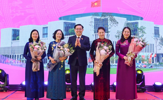 Chủ tịch Quốc hội dự gặp mặt c&aacute;c nữ đại biểu Quốc hội