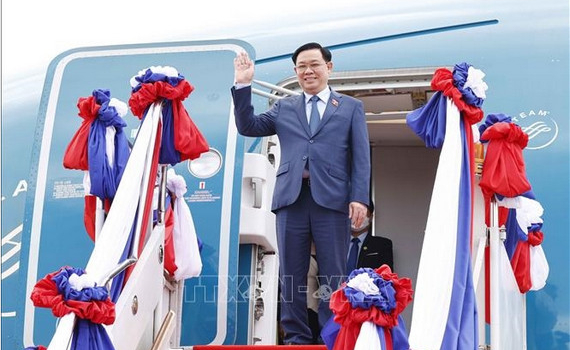 Chủ tịch Quốc hội Vương Đ&igrave;nh Huệ bắt đầu thăm ch&iacute;nh thức nước Cộng h&ograve;a D&acirc;n chủ Nh&acirc;n d&acirc;n L&agrave;o