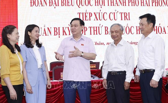 Chủ tịch Quốc hội Vương Đ&igrave;nh Huệ tiếp x&uacute;c cử tri th&agrave;nh phố Hải Ph&ograve;ng