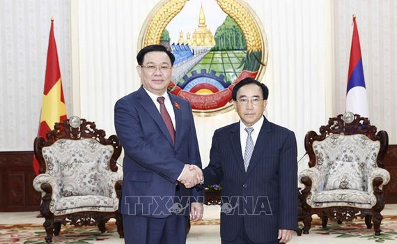 Chủ tịch Quốc hội Vương Đ&igrave;nh Huệ hội kiến Thủ tướng L&agrave;o Phankham Viphavanh