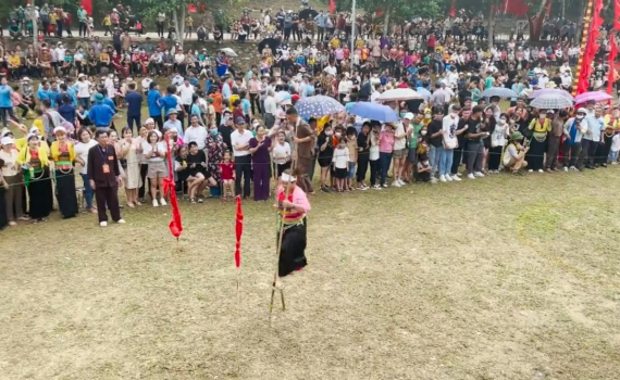 Độc đ&aacute;o những tr&ograve; chơi d&acirc;n gian truyền thống của đồng b&agrave;o d&acirc;n tộc thiểu số