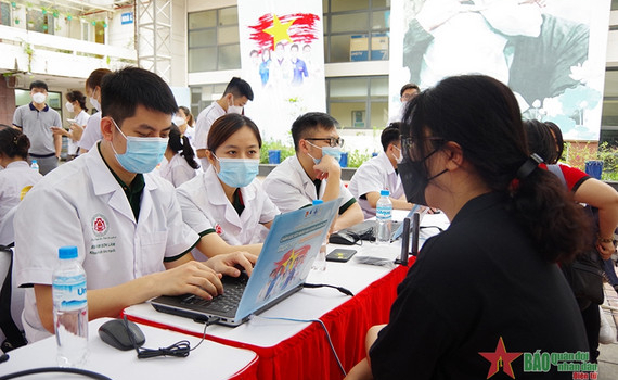 Kh&aacute;m, chăm s&oacute;c sức khỏe hậu Covid-19 miễn ph&iacute; cho người d&acirc;n