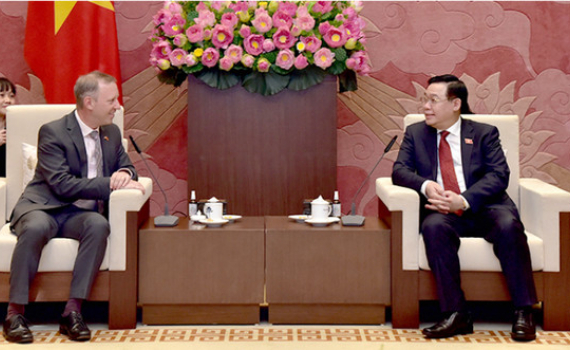 Chủ tịch Quốc hội Vương Đ&igrave;nh Huệ tiếp Đại sứ Vương quốc Anh