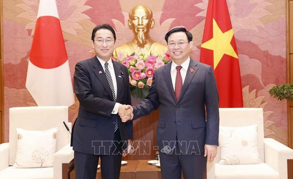 Chủ tịch Quốc hội Vương Đ&igrave;nh Huệ hội kiến Thủ tướng Nhật Bản Kishida Fumio