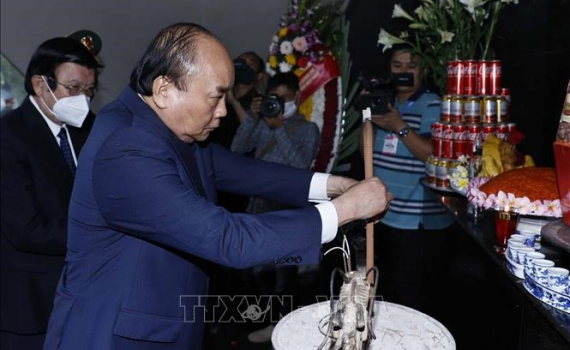 Chủ tịch nước d&acirc;ng hương tưởng niệm c&aacute;c anh h&ugrave;ng liệt sĩ tại Điện Bi&ecirc;n