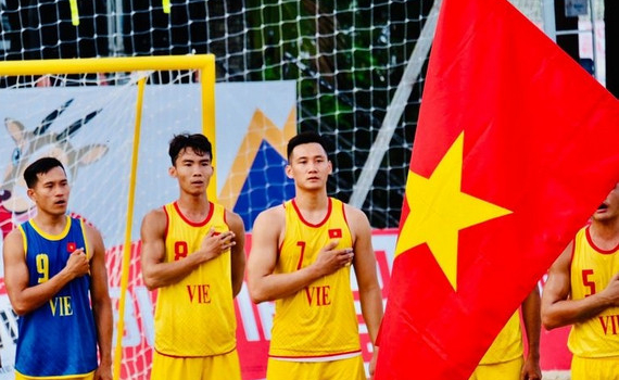 Đội tuyển b&oacute;ng n&eacute;m b&atilde;i biển Việt Nam thắng trận thứ 2 li&ecirc;n tiếp
