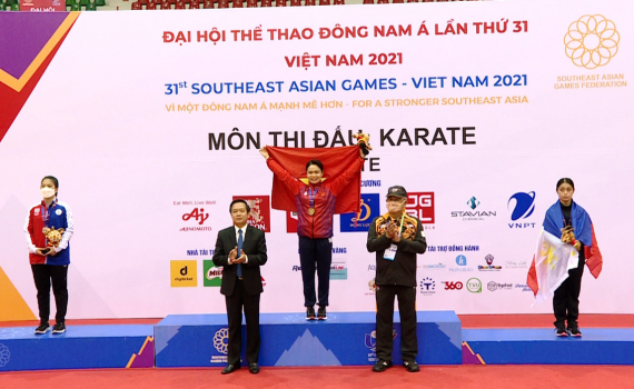 Đồng ch&iacute; Chủ tịch UBND tỉnh dự v&agrave; trao huy chương tại ng&agrave;y thi đấu thứ nhất m&ocirc;n karate của SEA Games 31