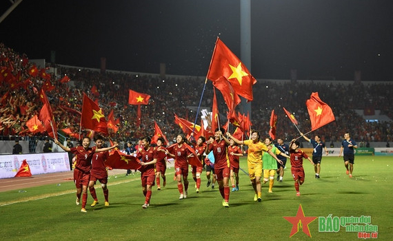 Đội tuyển b&oacute;ng đ&aacute; nữ Việt Nam gi&agrave;nh huy chương v&agrave;ng SEA Games 31 sau khi vượt qua Th&aacute;i Lan với tỷ số 1-0