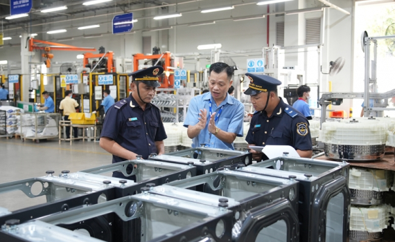 Kiểm so&aacute;t chặt chẽ ngăn chặn bu&ocirc;n lậu, gian lận thương mại, trốn thuế