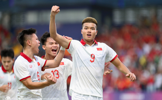 Đ&aacute;nh bại U22 Singapore, U22 Việt Nam l&ecirc;n ng&ocirc;i đầu bảng B SEA Games 32