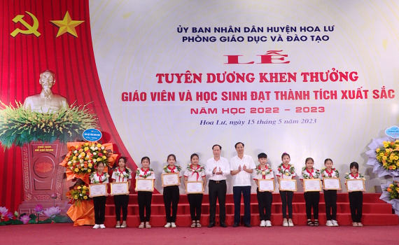 Hoa Lư tuy&ecirc;n dương, khen thưởng gi&aacute;o vi&ecirc;n v&agrave; học sinh c&oacute; th&agrave;nh t&iacute;ch cao
