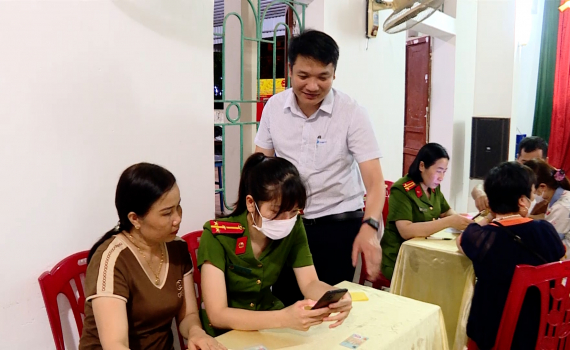 C&ocirc;ng an th&agrave;nh phố Tam Điệp hỗ trợ người d&acirc;n k&iacute;ch hoạt t&agrave;i khoản định danh điện tử