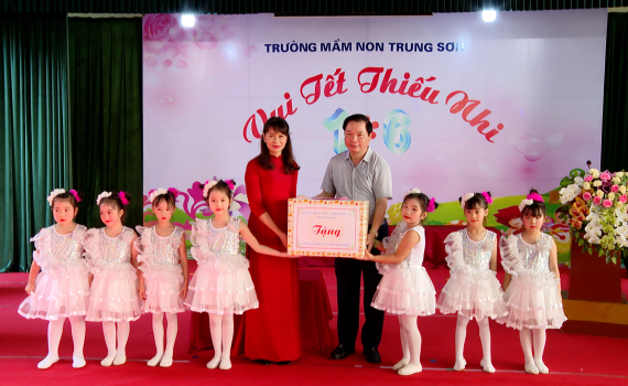 Đồng ch&iacute; Ph&oacute; Chủ tịch Thường trực UBND tỉnh Tống Quang Th&igrave;n thăm v&agrave; tặng qu&agrave; Tết thiếu nhi tại Trường Mầm non Trung Sơn