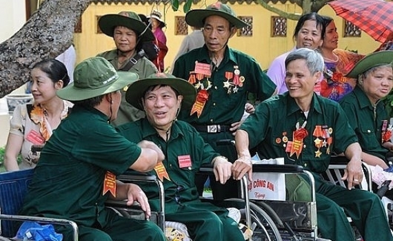 Tr&igrave;nh Chủ tịch nước tặng qu&agrave; cho người c&oacute; c&ocirc;ng với c&aacute;ch mạng nh&acirc;n ng&agrave;y Thương binh - Liệt sĩ