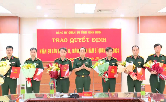 Đảng uỷ Qu&acirc;n sự tỉnh trao Quyết định thăng qu&acirc;n h&agrave;m sỹ quan năm 2023