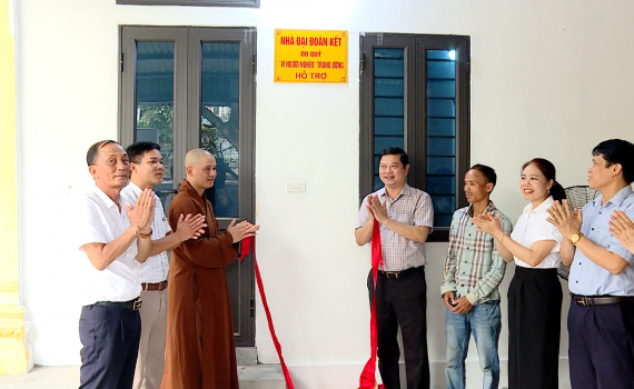 Kh&aacute;nh th&agrave;nh nh&agrave; Đại đo&agrave;n kết tặng hộ ngh&egrave;o tại x&oacute;m Trần Ph&uacute;, x&atilde; Gia Minh