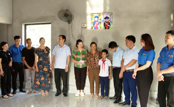 Kh&aacute;nh th&agrave;nh ng&ocirc;i nh&agrave; &ldquo;khăn qu&agrave;ng đỏ&rdquo; tại x&atilde; Gia Tường