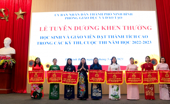Th&agrave;nh phố Ninh B&igrave;nh tuy&ecirc;n dương học sinh, gi&aacute;o vi&ecirc;n c&oacute; th&agrave;nh t&iacute;ch xuất sắc