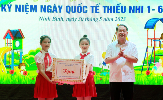 Đồng ch&iacute; Mai Văn Tuất, Ph&oacute; B&iacute; thư TT Tỉnh ủy, Chủ tịch HĐND tỉnh thăm, ch&uacute;c mừng nh&acirc;n Ng&agrave;y Quốc tế thiếu nhi tại Trung t&acirc;m Thanh thiếu nhi tỉnh