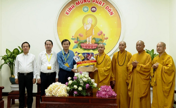 Đo&agrave;n đại biểu l&atilde;nh đạo tỉnh Ninh B&igrave;nh thăm, ch&uacute;c mừng Ban Trị sự gi&aacute;o hội Phật gi&aacute;o Việt Nam tỉnh