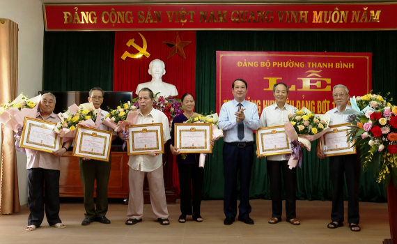 Đồng ch&iacute; Ph&oacute; B&iacute; thư Thường trực Tỉnh ủy dự v&agrave; trao tặng Huy hiệu Đảng tại phường Thanh B&igrave;nh