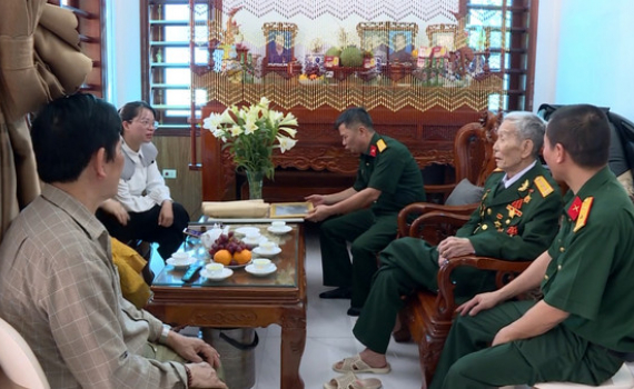Tự h&agrave;o chiến sỹ Điện Bi&ecirc;n Anh h&ugrave;ng