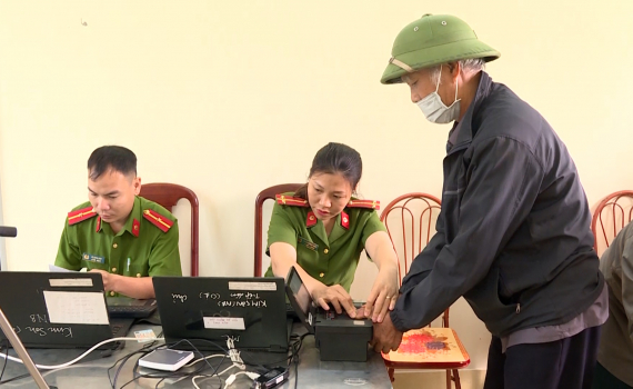 Kim Sơn đẩy nhanh tiến độ cấp t&agrave;i khoản định danh điện tử