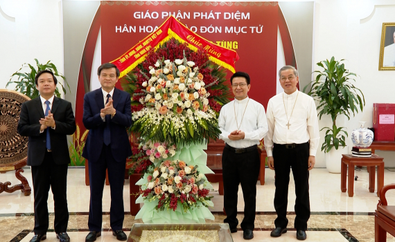Đo&agrave;n đại biểu l&atilde;nh đạo tỉnh thăm, ch&uacute;c mừng To&agrave; Gi&aacute;m mục Gi&aacute;o phận Ph&aacute;t Diệm