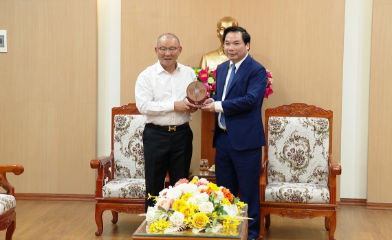 L&atilde;nh đạo tỉnh tiếp x&atilde; giao Nguy&ecirc;n huấn luyện vi&ecirc;n trưởng Đội tuyển b&oacute;ng đ&aacute; Quốc gia Việt Nam
