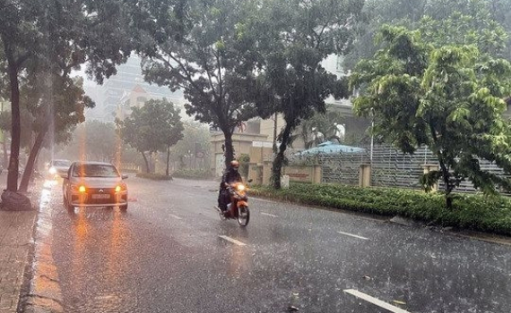 Thời tiết h&ocirc;m nay (10-5): Bắc Bộ v&agrave; Trung Bộ mưa, d&ocirc;ng rải r&aacute;c