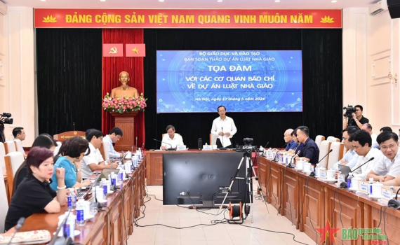 Nh&agrave; gi&aacute;o đang l&agrave;m việc đương nhi&ecirc;n c&oacute; chứng chỉ h&agrave;nh nghề
