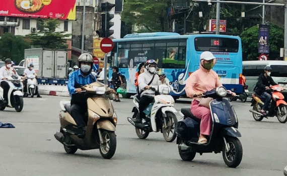Thời tiết h&ocirc;m nay (17-5): H&agrave; Nội ng&agrave;y nắng, đ&ecirc;m c&oacute; mưa r&agrave;o v&agrave; d&ocirc;ng